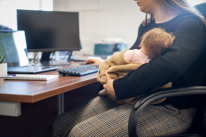 Si soy madre por gestación subrogada, ¿Tengo derecho a baja por maternidad?